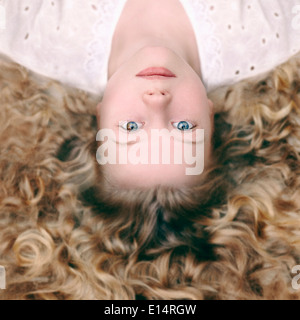 Caucasian girl laying on ground Banque D'Images