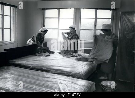 18 avril 2012 - village olympique se prépare pour les athlètes : servantes au village olympique à Yoyogi, à Tokyo ont commencé à faire installer les lits pour l'arrivée attendue d'athlètes de 98 nations qui vont participer aux jeux en octobre. Les athlètes ont commencé à arriver pour le début de la formation. Banque D'Images