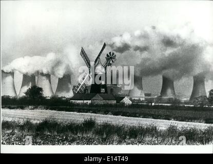 Avril 18, 2012, anciens et modernes : puissance d'une centrale à North Leverton, Nottingamshire, constitue l'arrière-plan de cette année 150 ancien moulin qui est toujours utilisé pour produire de la farine, de fournir ce contraste dans l'ancien et du moderne. Banque D'Images