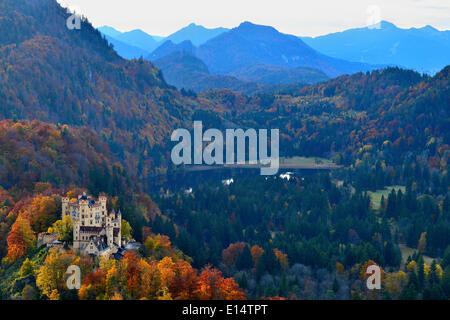 Schloss Hohenschwangau, lac Schwansee et la campagne environnante en automne, Schwangau, Bavière, Allemagne Banque D'Images