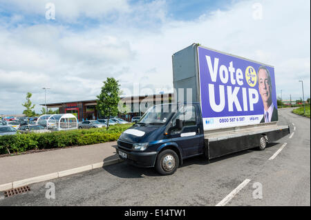 Ramsey, Cambridgeshire UK 22 mai 2014. Une partie de l'UKIP van affichant des panneaux publicitaires de la campagne électorale est stationné dans la ville de Fenland Ramsey dans le Cambridgeshire. Le véhicule était garé dans une place à côté d'un supermarché Tesco et une route principale dans la ville. Ramsey a été l'un des premiers conseils locaux d'être gagnés par l'UKIP en 2011. Personnes à travers le Royaume-Uni sont aujourd'hui de voter pour les élections locales et européennes. Julian crédit Eales/Alamy Live News Banque D'Images