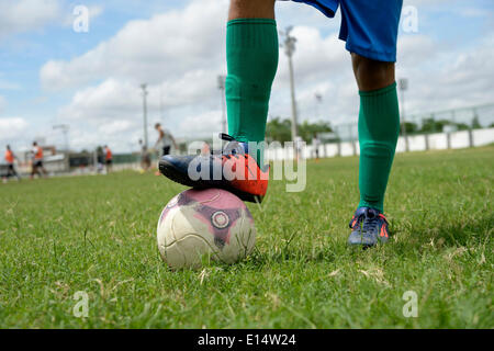 Le soccer, kick off, boy holding a ball encore avec son pied, Fortaleza, Ceará, Brésil Banque D'Images