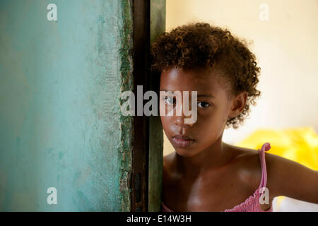 Fille, 10, l'expression grave, Senador Camara favela, Rio de Janeiro, Rio de Janeiro, Brésil de l'État Banque D'Images