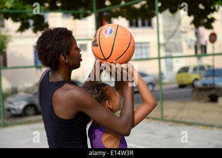 Deux filles, 15 et 10, la formation de basket-ball, de Rio de Janeiro, Rio de Janeiro, Brésil de l'État Banque D'Images