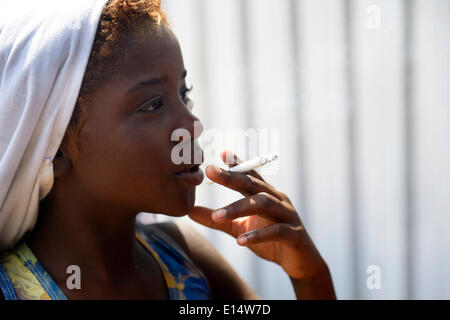 Jeune fille, enfant de la rue, de fumer la cigarette, Rio de Janeiro, Rio de Janeiro, Brésil de l'État Banque D'Images