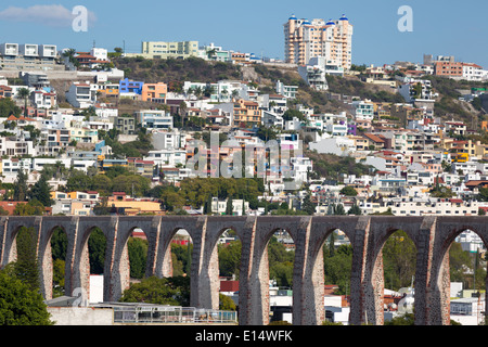 Aqueduc de l'eau, s'étendant 4200 pieds, à travers la ville coloniale espagnole de Santiago de Queretaro, Queretaro, Mexique Banque D'Images