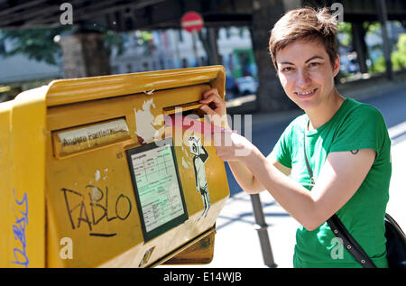 Berlin-Kreuzberg, Allemagne. 22 mai, 2014. Le premier candidat pour les Verts européens, Ska Keller, posts bulletin pour les élections européennes de Berlin-Kreuzberg, Allemagne, 22 mai 2014. Photo : HAUKE-CHRISTIAN DITTICH/dpa/Alamy Live News Banque D'Images