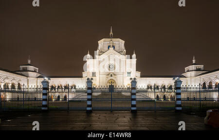 Cimetière Cimitero monumentale la nuit, porte d'entrée, chapelle commémorative ou Famedio galeries latérales et de l'historicisme, Banque D'Images