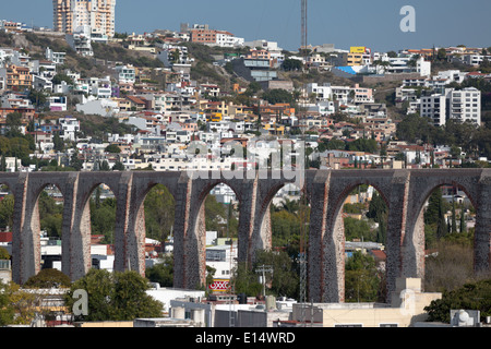 Aqueduc de l'eau, s'étendant 4200 pieds, à travers la ville coloniale espagnole de Santiago de Queretaro, Queretaro, Mexique Banque D'Images