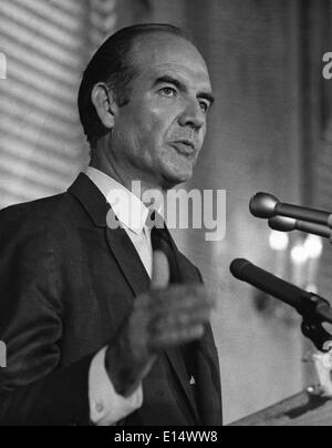 George McGovern, un pilote de bombardier de la DEUXIÈME GUERRE MONDIALE décorée qui représentait le Dakota du Sud à la Chambre et au Sénat, a fait campagne contre la participation des États-Unis au Vietnam en 1972 sa candidature à la présidence démocratique et perdu dans un glissement de terrain à Richard M. Nixon, est mort dimanche 21 octobre, 2012. Il était de 90. Sur la photo : July 15, 1968 - Washington, District of Columbia, États-Unis - Le sénateur George MCGOVERN, parlant au National Press Club de Washington, tout en cherchant la nomination du parti démocratique pour le président. Banque D'Images