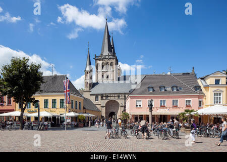 La cathédrale de Xanten ou Saint Victor la cathédrale Saint-Paul et la place Marktplatz, Xanten, Bas-rhin, Rhénanie du Nord-Westphalie, Allemagne Banque D'Images