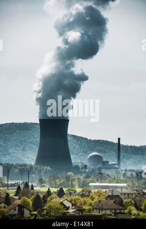 Centrale nucléaire de Leibstadt et village, Leibstadt, Canton de Zurich, Suisse Banque D'Images