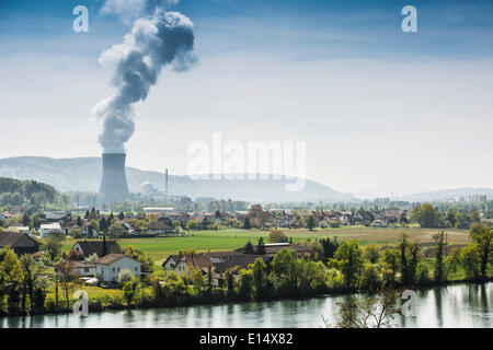 Centrale nucléaire de Leibstadt et village, Leibstadt, Canton de Zurich, Suisse Banque D'Images