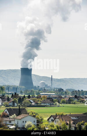 Centrale nucléaire de Leibstadt et village, Leibstadt, Canton de Zurich, Suisse Banque D'Images