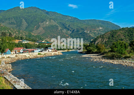 Paysage dans la vallée de paro paro Chhu avec la rivière, Paro, Bhoutan Banque D'Images