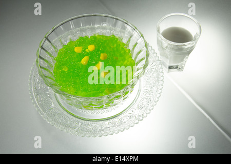 Sagu Sagou thaï vert Pudding avec perles graines jaune maïs [servi tiède] lait de coco tumbler verre cristal soucoupe Banque D'Images