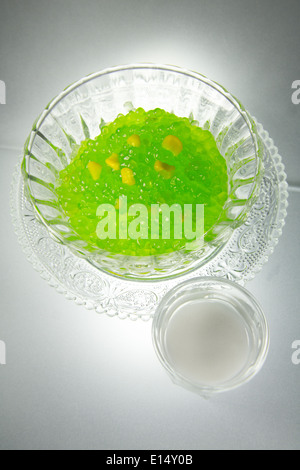 Sagu Sagou thaï vert Pudding avec perles graines jaune maïs [servi tiède] lait de coco tumbler verre cristal soucoupe Banque D'Images