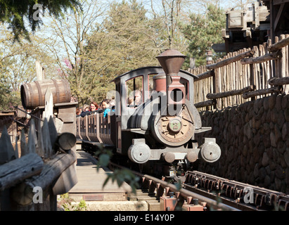 Vue sur la Big Thunder Mountain Railroad, un roller coaster ride dans Frontierland à Disney Land Paris. Banque D'Images