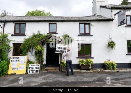 Challacombe, Exmoor, UK . 22 mai, 2014. Le vote est en cours dans les bureaux de vote à travers l'Angleterre et au Pays de Galles dans les élections européennes et locales. Sur la photo est du scrutin du bureau de Ken à l'extérieur d'un réal Bates de scrutin rural dans la Vénus noire en pub Challacombe sur Exmoor, UK. Crédit : guy harrop/Alamy Live News Banque D'Images