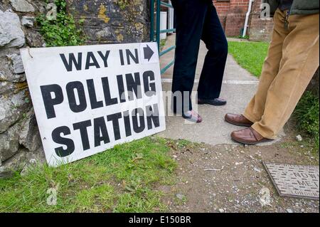 Shirwell, North Devon, UK. 22 mai, 2014. Le vote est en cours dans les bureaux de vote à travers l'Angleterre et au Pays de Galles dans les élections européennes et locales. Les électeurs à l'extérieur d'un bureau de vote en milieu rural Shirwell, North Devon, UK. Crédit : guy harrop/Alamy Live News Banque D'Images