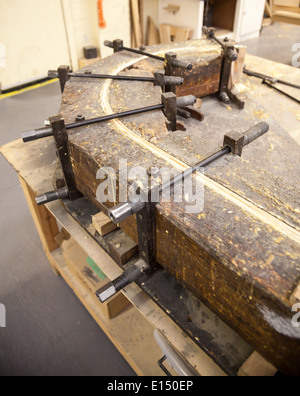 Voitures sont assemblées à la main en utilisant le bois de frêne et d'aluminium sur la ligne de production à l'usine automobile Morgan Motors, Malvern, Worcestershire, Angleterre, RU Banque D'Images
