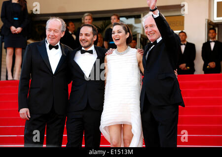 Réalisateur Luc Dardenne acteurs, Fabrizio Rongione, Marion Cotillard et le réalisateur Jean-Pierre Dardenne participant à la 'Deux jours, une nuit/deux jours, une nuit" première mondiale au 67e Festival de Cannes le 20 mai 2014/photo alliance Banque D'Images