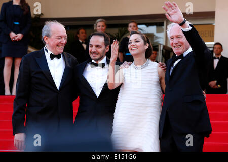 Réalisateur Luc Dardenne acteurs, Fabrizio Rongione, Marion Cotillard et le réalisateur Jean-Pierre Dardenne participant à la 'Deux jours, une nuit/deux jours, une nuit" première mondiale au 67e Festival de Cannes le 20 mai 2014/photo alliance Banque D'Images