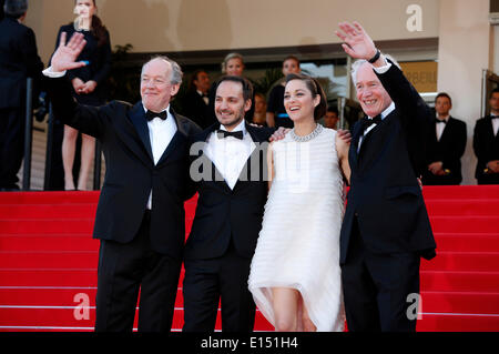 Réalisateur Luc Dardenne acteurs, Fabrizio Rongione, Marion Cotillard et le réalisateur Jean-Pierre Dardenne participant à la 'Deux jours, une nuit/deux jours, une nuit" première mondiale au 67e Festival de Cannes le 20 mai 2014/photo alliance Banque D'Images