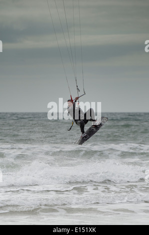 Seul un kite surfer jouit de conditions difficiles dans la bouche de l'enfer Bay, au nord du Pays de Galles Banque D'Images