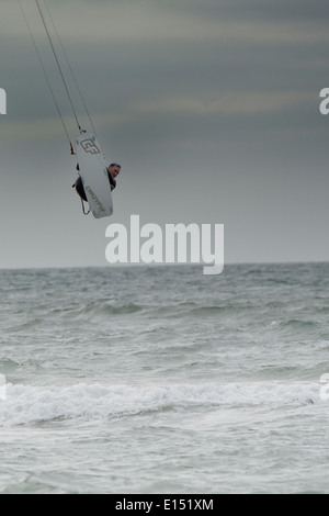 Seul un kite surfer jouit de conditions difficiles dans la bouche de l'enfer Bay, au nord du Pays de Galles Banque D'Images