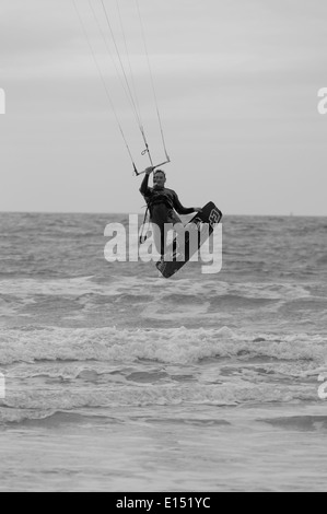 Seul un kite surfer jouit de conditions difficiles dans la bouche de l'enfer Bay, au nord du Pays de Galles Banque D'Images