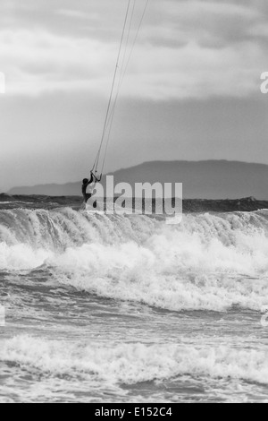 Seul un kite surfer jouit de conditions difficiles dans la bouche de l'enfer Bay, au nord du Pays de Galles Banque D'Images