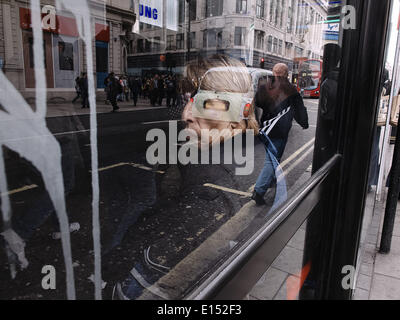 Londres, Royaume-Uni. Apr 17, 2014. Dans un arrêt de bus à Londres © Giannis Papanikos NurPhoto ZUMAPRESS.com/Alamy //Live News Banque D'Images