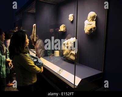 Londres, Royaume-Uni. Apr 17, 2014. Les touristes à l'intérieur du British Museum de Londres © Giannis Papanikos NurPhoto ZUMAPRESS.com/Alamy //Live News Banque D'Images