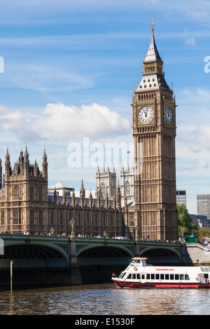 Bateau touristique passant sous le pont de Westminster par Big Ben. Banque D'Images