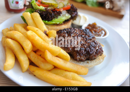 Burger de boeuf avec des frites et Heinz Tomato ketchup bouteille Banque D'Images