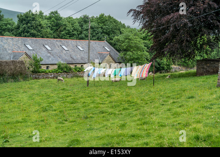 Sur une ligne de lavage dans le West Yorkshire Village Banque D'Images