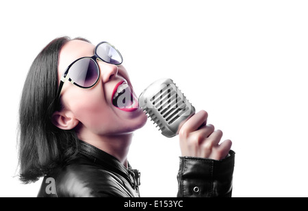 La chanteuse de rock et microphone isolated on white Banque D'Images