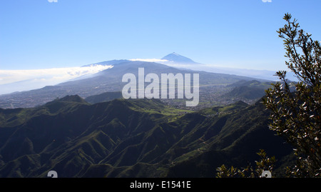 Le volcan de Teide à partir de la gamme de montagne Macizo de Anaga sur l'île canarienne de Tenerife Banque D'Images