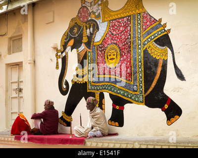 L'Inde, Rajasthan, Udaipur, Rajasthan City Palace, les hommes ci-dessous, la peinture murale de l'éléphant Banque D'Images