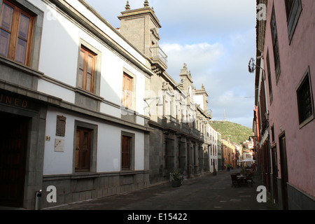 Marche à travers les rues coloniales dans le vieux centre-ville de La Laguna, ancienne capitale de Tenerife, Espagne Banque D'Images