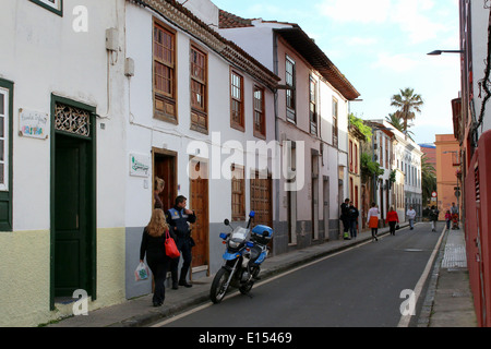 Marche à travers les rues coloniales dans le vieux centre-ville de La Laguna, ancienne capitale de Tenerife, Espagne Banque D'Images