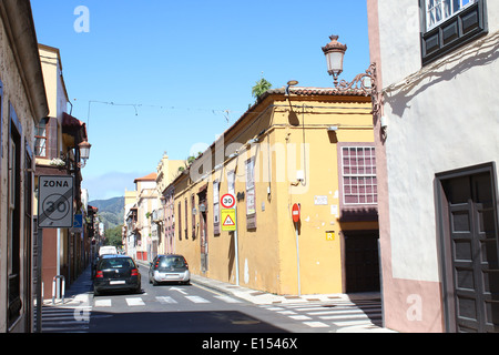 Marche à travers les rues coloniales de La Laguna, ancienne capitale de Tenerife, Espagne Banque D'Images