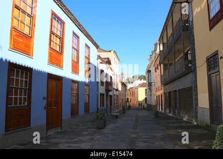 Marche à travers les rues coloniales dans le vieux centre-ville de La Laguna, ancienne capitale de Tenerife, Espagne Banque D'Images