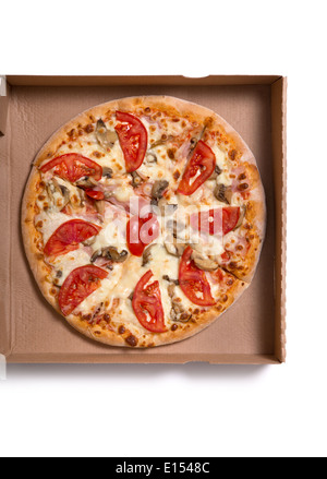 Pizza italienne au jambon et légumes dans fort, isolé sur fond blanc Banque D'Images