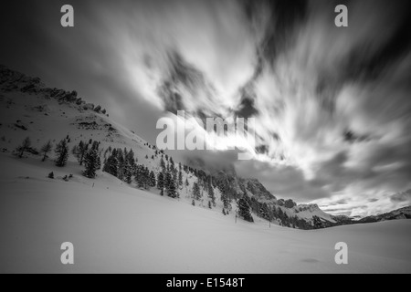 Des nuages en mouvement sur les sommets, la saison d'hiver, la neige. Le parc naturel de Puez-Odle. Val di Funes. Les Dolomites. Alpes italiennes. Europe. Banque D'Images