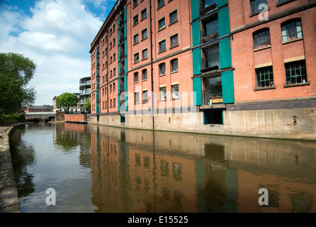 Reflets de la British Waterways bâtiment dans le canal dans la ville de Nottingham, Nottinghamshire England UK Banque D'Images