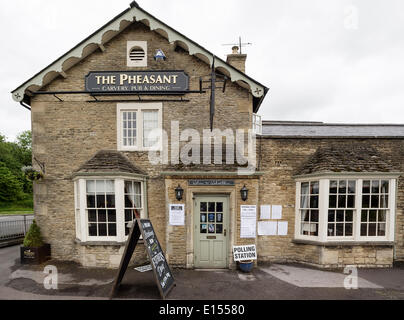 CHIPPENHAM, UK, 22 mai 2014. Le Faisan public house a son dos de bar transformé en bureau de vote pour les élections du Parlement européen de 2014. Credit : lynchpics/Alamy Live News Banque D'Images