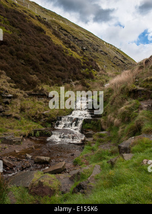 Cascade de la rivière Kinder à Nether Grain Nord Derbyshire UK Kinder du Scoutisme Banque D'Images