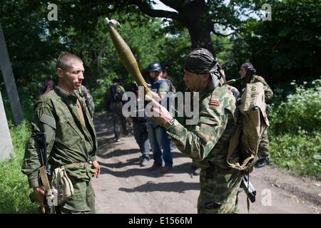 Donetsk, Ukraine. 22 mai, 2014. Les hommes parlent d'insurgés locaux dans la périphérie d'Lysychansk dans la région de Donetsk, Ukraine, le 22 mai 2014. Au moins 13 soldats ukrainiens ont été tués dans une attaque des rebelles à un poste de contrôle militaire de l'Ukraine dans l'est de la région de Donetsk tôt Jeudi, le Président par intérim du pays Alexandr Tourchinov a dit. Credit : Dai Tianfang/Xinhua/Alamy Live News Banque D'Images